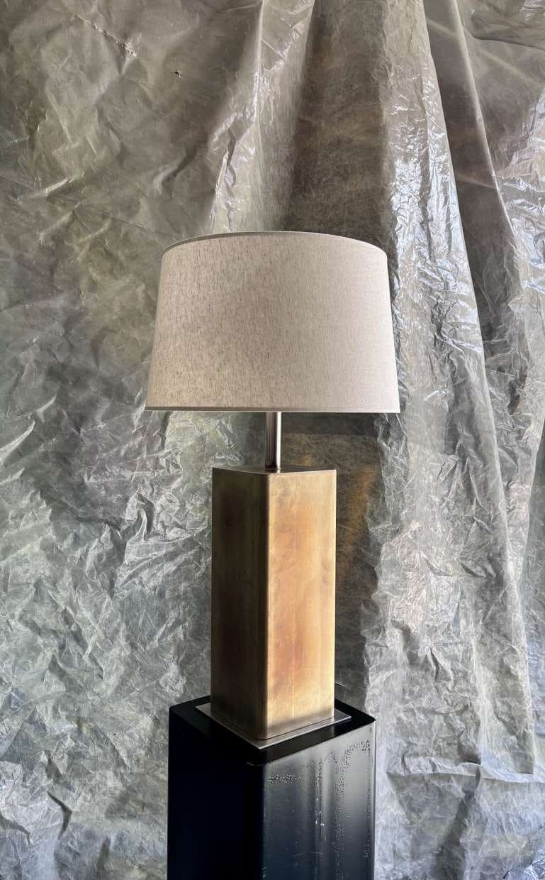 Lampada Flama, base in acciaio patinato